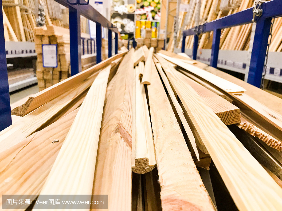 木制的棕色锯天然建筑板把带结的原木粘在商店的锯木厂的架子上。背景